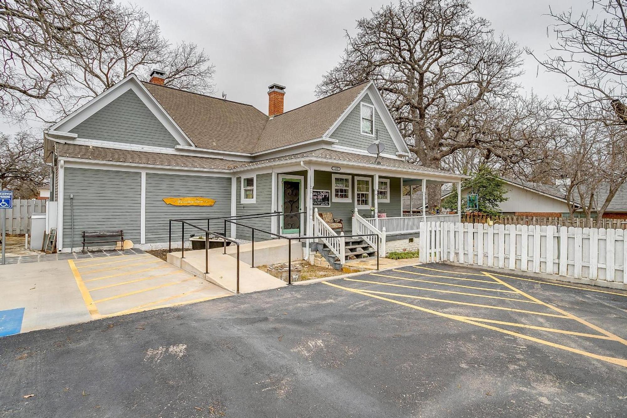 The Gallery House Boutique Hotel Stephenville Exterior photo