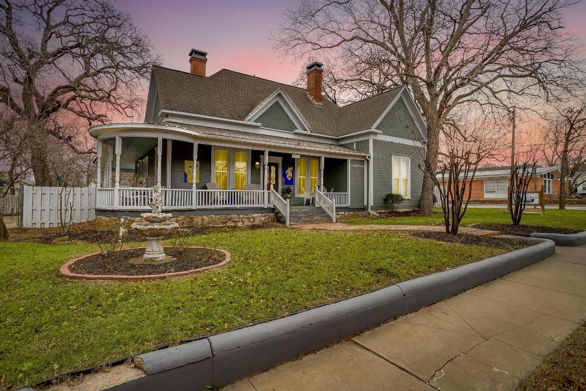 The Gallery House Boutique Hotel Stephenville Exterior photo
